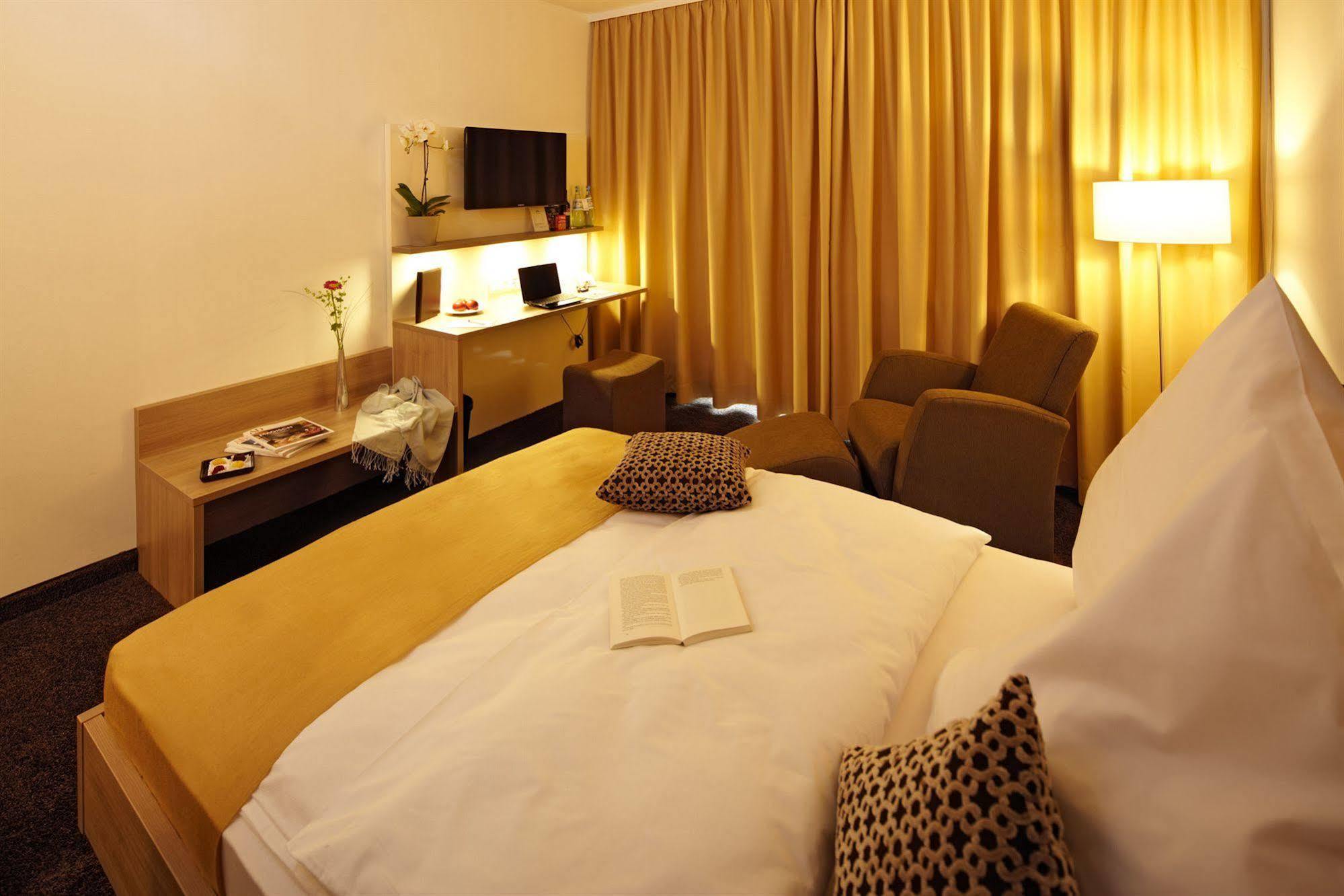 Hotel Zum Hirsch Wertingen Eksteriør billede